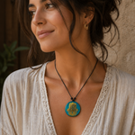 Hamsa Hand Anhänger handgefertigt – Cabochon-Form, Epoxidharz türkis gold, Baumwollband, ZeitlosSchmuckDesign