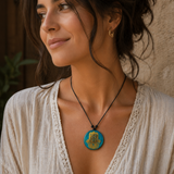 Hamsa Hand Anhänger handgefertigt – Cabochon-Form, Epoxidharz türkis gold, Baumwollband, ZeitlosSchmuckDesign