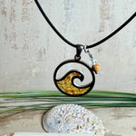 “Runder Wellenanhänger aus Edelstahl mit Bernstein-Harz-Inlay, Jaspisperle & facettiertem Bergkristall an schwarzer Lederkette (45 cm + 5 cm).”