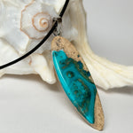 Maserholz und türkisfarbenem Resin mit Edelstahl Anhängerschlaufe an schwarzer Lederkette mit Karabiner und Verlängerung. Filigraner Ocean Anhänger inspiriert von Meer und Wellen, natürlicher Unikat Schmuck für Damen und Herren.