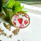 „Handgefertigter Erdbeer Anhänger aus Resin mit zarten Erdbeermotiven, gefasst in 24K vergoldet , glänzender Lünette – sommerlicher Handmade Schmuck und liebevolle Geschenkidee für Frauen und Naturfreunde“