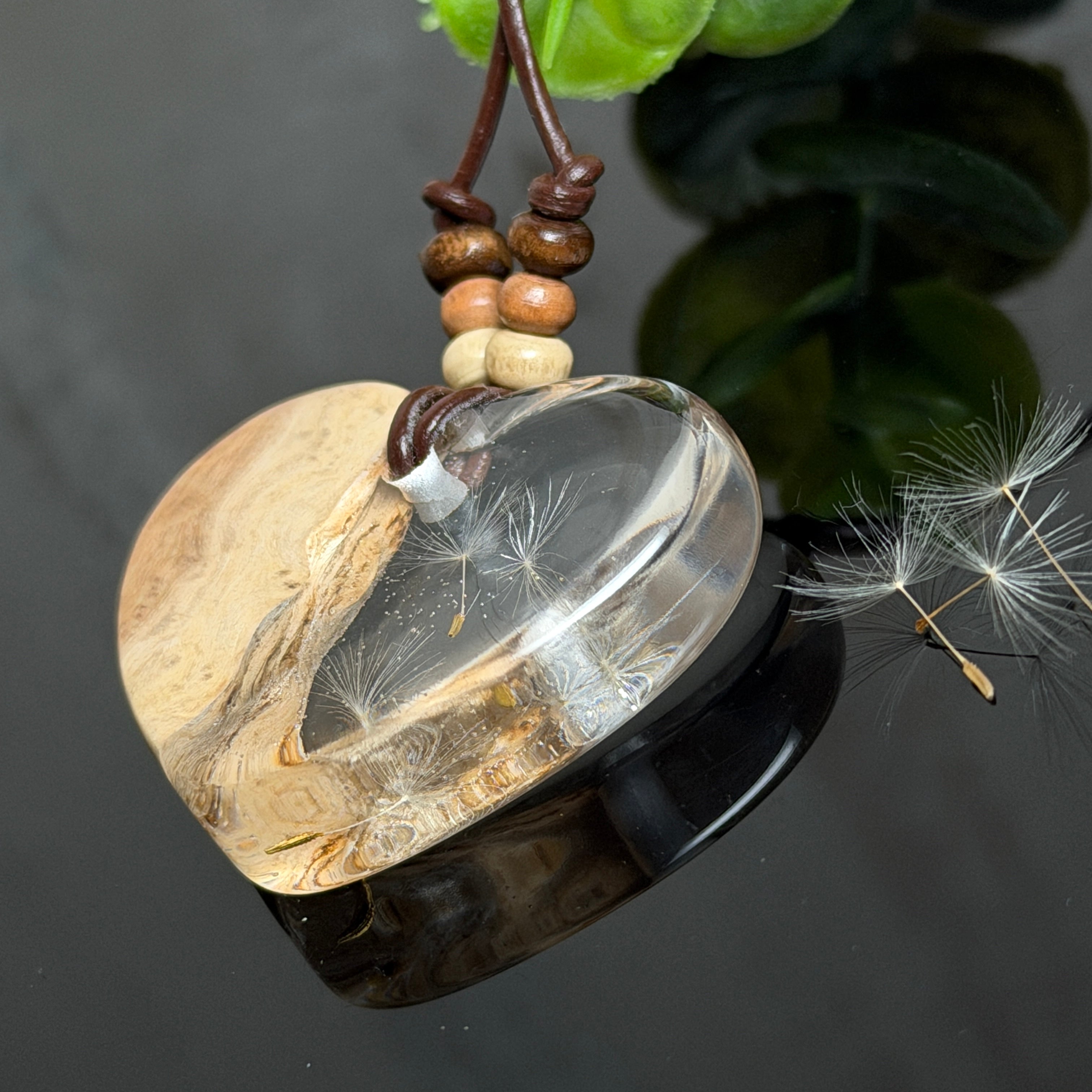 Herzförmige Resin Halskette mit Goldfield-Maserholz mit schwebenden echten Pusteblumen-Samen im glasklaren Harz, braunes Lederband mit Holzperlen, handgefertigter Naturschmuck.
