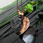 Herzanhänger „Pusteblumenzauber“ aus naturbelassenem Rebholz und klarem Epoxidharz mit schwebenden Pusteblumensamen. Dunkelbraunes, verstellbares Lederband mit kleinen Holzperlen, Anhänger ca. 3,5 × 3,5 cm. Handgefertigtes Unikat von ZeitlosSchmuckDesign.