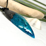 Anhänger aus dunklem Maserholz und Epoxidharz in Blau Türkis mit weißer Wellenstruktur am schwarzen Lederband, maritimer Holz Harz Naturschmuck unisex
