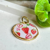 „Handgefertigter Erdbeer Anhänger aus Resin mit zarten Erdbeermotiven, gefasst in 24K vergoldet , glänzender Lünette – sommerlicher Handmade Schmuck und liebevolle Geschenkidee für Frauen und Naturfreunde“