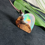 Handgefertigter Herzanhänger aus Olivenholz und schimmerndem Opalharz (Resin Colloidal Imitation Opal) – ein hochwertiges Harz mit feinen, lichtreflektierenden Partikeln, die an echte Opale erinnern. Je nach Licht schimmert der Anhänger in Regenbogenfarben. Mit braunem Lederband und silberfarbener Perle. Jedes Stück ein liebevoll gefertigtes Unikat.