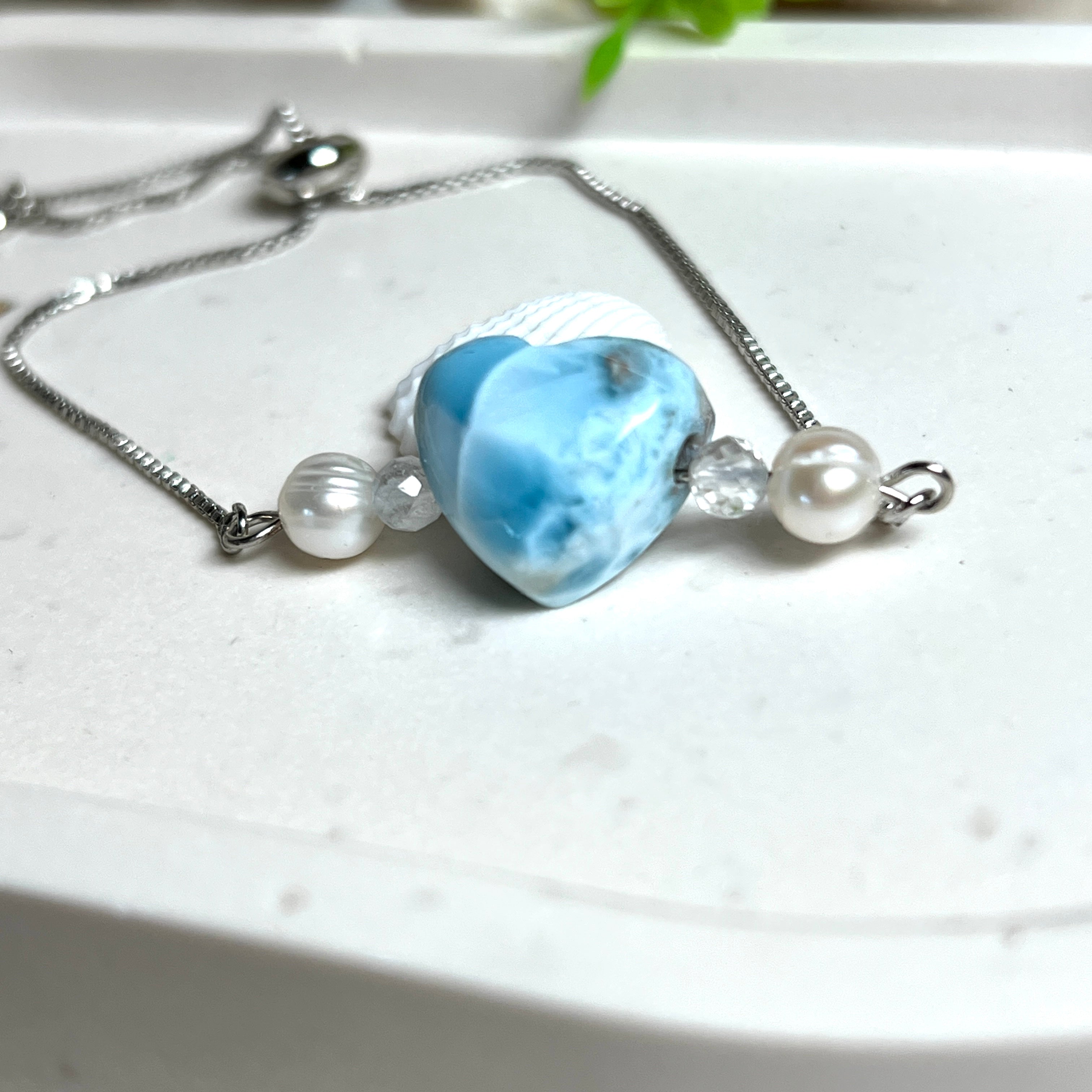 Larimar Herzarmband aus Edelstahl, größenverstellbar, mit Süßwasserperlen und facettiertem Bergkristall. Handgefertigt, edel und einzigartig.