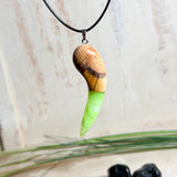 Handgefertigter Unikat-Kettenanhänger aus Eibenholz und Epoxidharz (transparent grün-weiß), hochglanzpoliert, Lederkette mit Edelstahlöse – Schwarzlicht fluoreszierend.