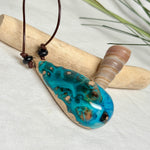 Holz-Harz-Anhänger aus Maserholz mit türkis-blauem Epoxidharz in Tropfenform am verstellbaren Lederband mit Onyxperlen, handgemachter maritimer Naturschmuck
