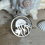 „Sealife“ – runder Anhänger aus rhodiniertem 925 Sterling Silber mit seltenem Larimar und funkelndem Topas. Das maritime Design zeigt eine Qualle, einen Fisch und einen Seestern. Anhängergröße ca. 32 × 26 mm, inklusive 45 cm langer Silberkette (1 mm Stärke). Symbol für die Schönheit und Vielfalt des Ozeans – jedes Stück ein Unikat durch das natürliche Farbspiel des Larimars.