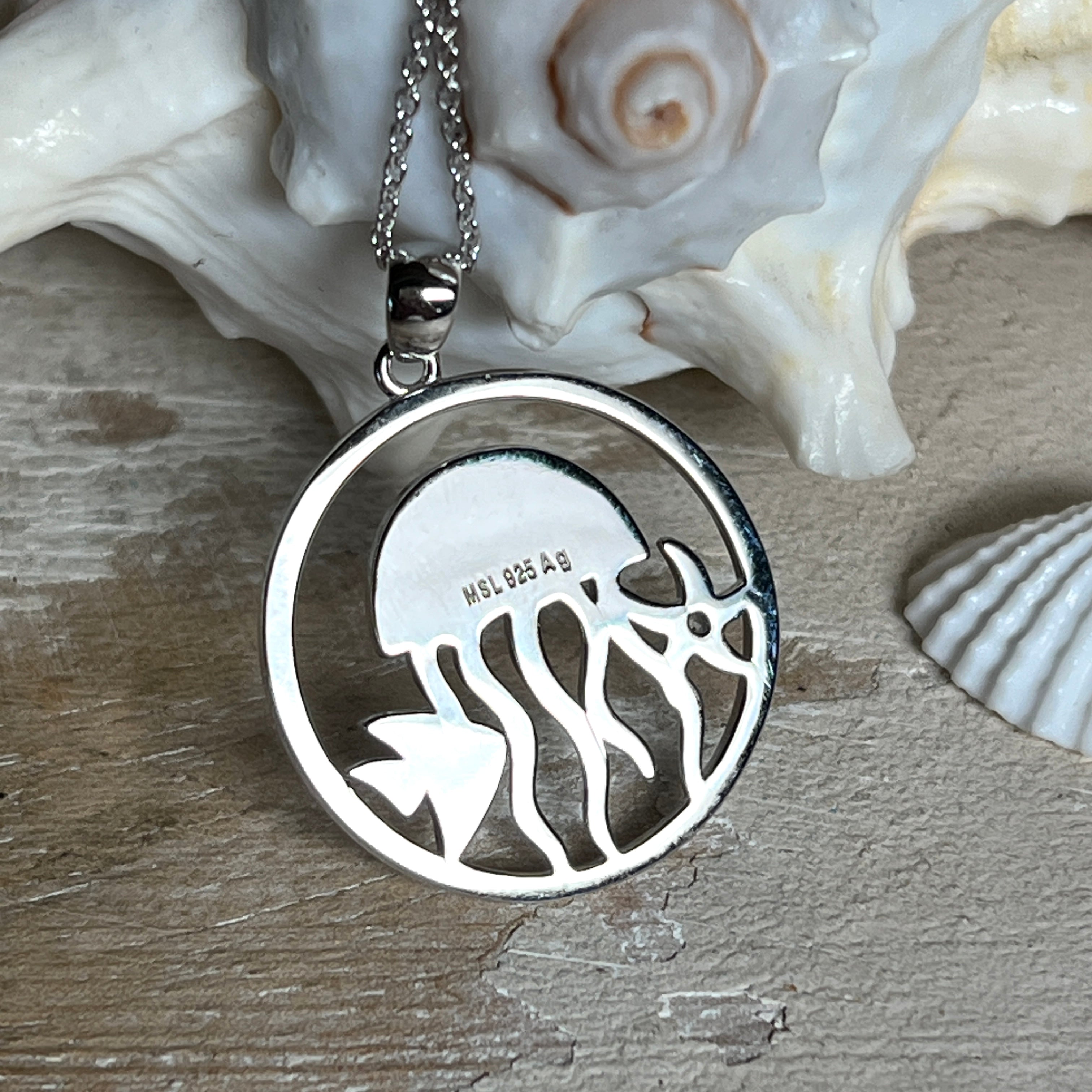 „Sealife“ – runder Anhänger aus rhodiniertem 925 Sterling Silber mit seltenem Larimar und funkelndem Topas. Das maritime Design zeigt eine Qualle, einen Fisch und einen Seestern. Anhängergröße ca. 32 × 26 mm, inklusive 45 cm langer Silberkette (1 mm Stärke). Symbol für die Schönheit und Vielfalt des Ozeans – jedes Stück ein Unikat durch das natürliche Farbspiel des Larimars.