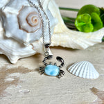 Krabben-Anhänger „Crab of Light“ aus rhodiniertem 925 Sterling Silber mit seltenem Larimar Edelstein aus der Dominikanischen Republik. Der Anhänger (28 × 18 mm) wird mit einer feinen 45 cm langen Silberkette geliefert. Symbol für Schutz, Intuition und die Kraft des Meeres – jedes Schmuckstück ein Unikat durch das natürliche Farbspiel des Larimars.