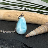 Larimar-Halskette mit blauem Tropfen-Anhänger an feiner 925 Silber Ankerkette, maritimer Naturstein-Schmuck mit weiß-türkiser Marmorierung