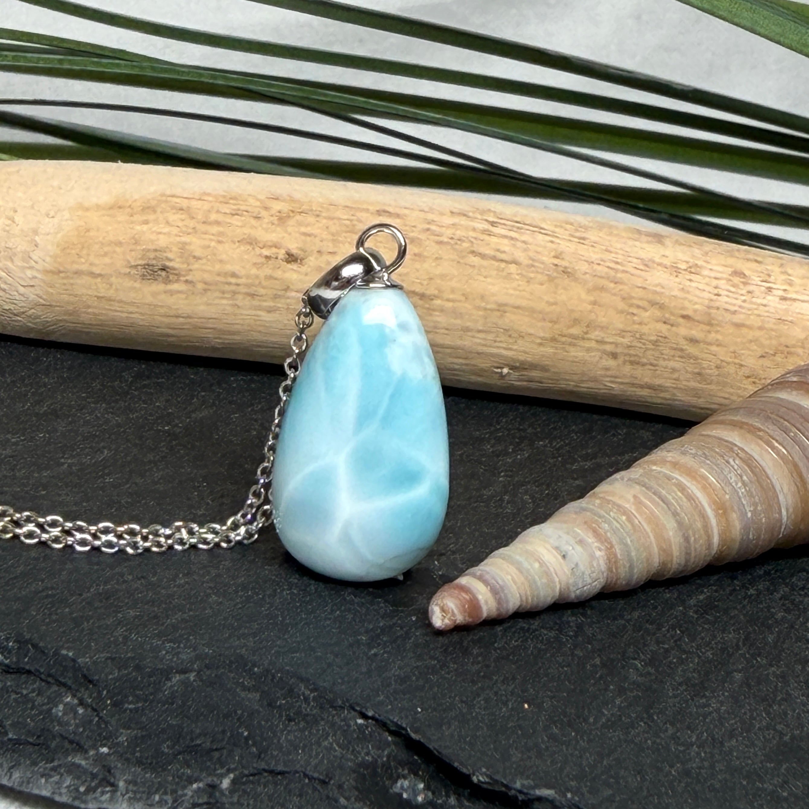 Larimar-Halskette mit blauem Tropfen-Anhänger an feiner 925 Silber Ankerkette, maritimer Naturstein-Schmuck mit weiß-türkiser Marmorierung