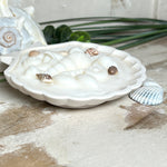 Handgefertigte Kerze „Küstenzauber“ in einer Jesmonite-Schale (ca. 11 cm). Gefüllt mit nachhaltigem Sojawachs und dekoriert mit echten Muscheln sowie handgegossenen Wachsmuscheln. Maritime Kerze – edel, dekorativ und perfekt als Geschenk oder als natürliche Meeres-Deko.
