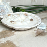 Handgefertigte Kerze „Küstenzauber“ in einer Jesmonite-Schale (ca. 11 cm). Gefüllt mit nachhaltigem Sojawachs und dekoriert mit echten Muscheln sowie handgegossenen Wachsmuscheln. Maritime Kerze – edel, dekorativ und perfekt als Geschenk oder als natürliche Meeres-Deko.