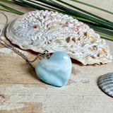 Larimar-Herzanhänger in zarten Blau- und Weißtönen, beidseitig poliert, an einer feinen platinrhodinierten 925 Silber Ankerkette mit 1 mm Stärke und 45 cm Länge. Das seltene Larimar-Herz aus der Dominikanischen Republik erinnert optisch an Meer und Himmel .