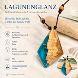 LAGUNENGLANZ Info-Bild: handgefertigter Anhänger aus Goldfield-Maserholz und türkisem Epoxidharz in Rautenform am braunen Lederband mit Holzperlen, maritimer Naturschmuck in edlem Küstenstil.
