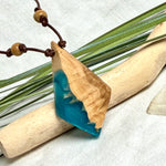 Anhänger aus hellem Goldfield Maserholz (Eukalyptus) und türkis metallischem Epoxidharz am braunen Lederband mit Holzperlen, maritimer Holz Harz Naturschmuck