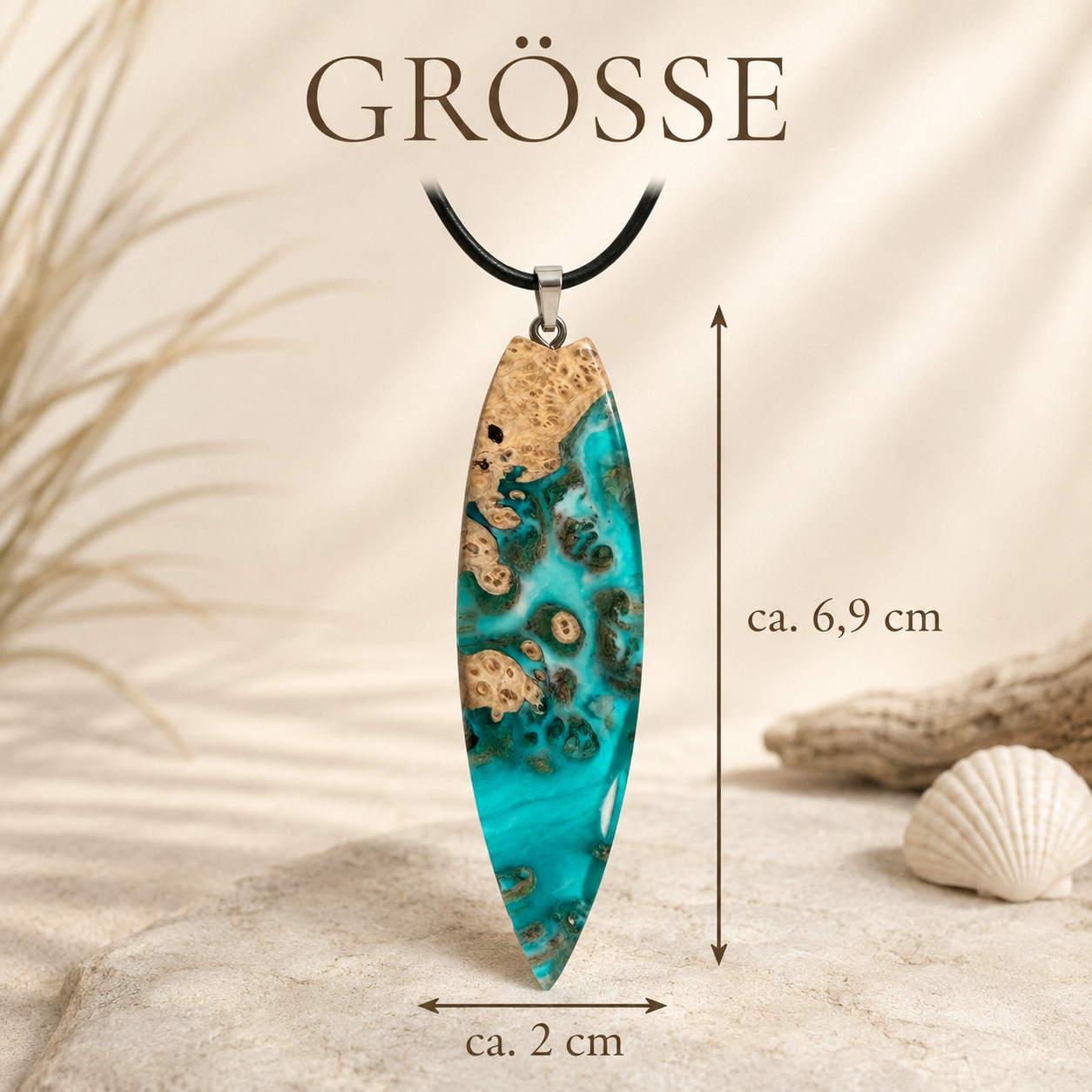 LAGUNENTRAUM Größenbild: handgefertigter Surfboard-Anhänger aus Maserholz und türkisfarbenem Epoxidharz am schwarzen Lederband, maritimer Naturschmuck mit Maßangaben ca. 6,9 x 2 cm – hochglanzpoliertes Unikat im Lagunenblau-Look.