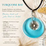 Info-Detailbild TURQUOISE BAY – Seeglas Halskette mit türkisem Donut-Anhänger, Sonnen-Charm aus 304 Edelstahl und schwarzer Lederschnur, maritimer handgefertigter Schmuck, sommerliches Unikat.