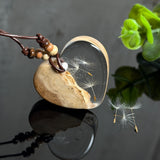 Herzförmige Resin Halskette mit Goldfield-Maserholz mit schwebenden echten Pusteblumen-Samen im glasklaren Harz, braunes Lederband mit Holzperlen, handgefertigter Naturschmuck.