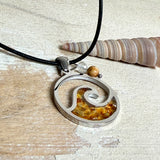 “Runder Wellenanhänger aus Edelstahl mit Bernstein-Harz-Inlay, Jaspisperle & facettiertem Bergkristall an schwarzer Lederkette (45 cm + 5 cm).”