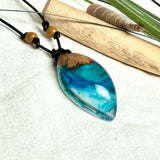 Holz-Harz-Anhänger aus Maserholz und Epoxidharz in Blau, Türkis und Weiß mit Wellenoptik am verstellbaren Lederband mit Holzperlen, handgemachter maritimer Naturschmuck