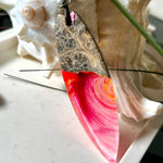 Aurora Flame – fluoreszierender Surfbrett-Anhänger aus Maserholz und leuchtendem Epoxidharz in Rosa, Pink, Orange und Weiß. Der handgefertigte Unikat-Anhänger fluoresziert bei Schwarzlicht in intensiven Farbtönen. Er ist ca. 6,3 x 2 cm groß, wird an einem verstellbaren Lederband (26–45 cm) getragen und ist mit einer silberfarbenen Spacerperle verziert. Ein ausdrucksstarkes Schmuckstück für Menschen mit Persönlichkeit.