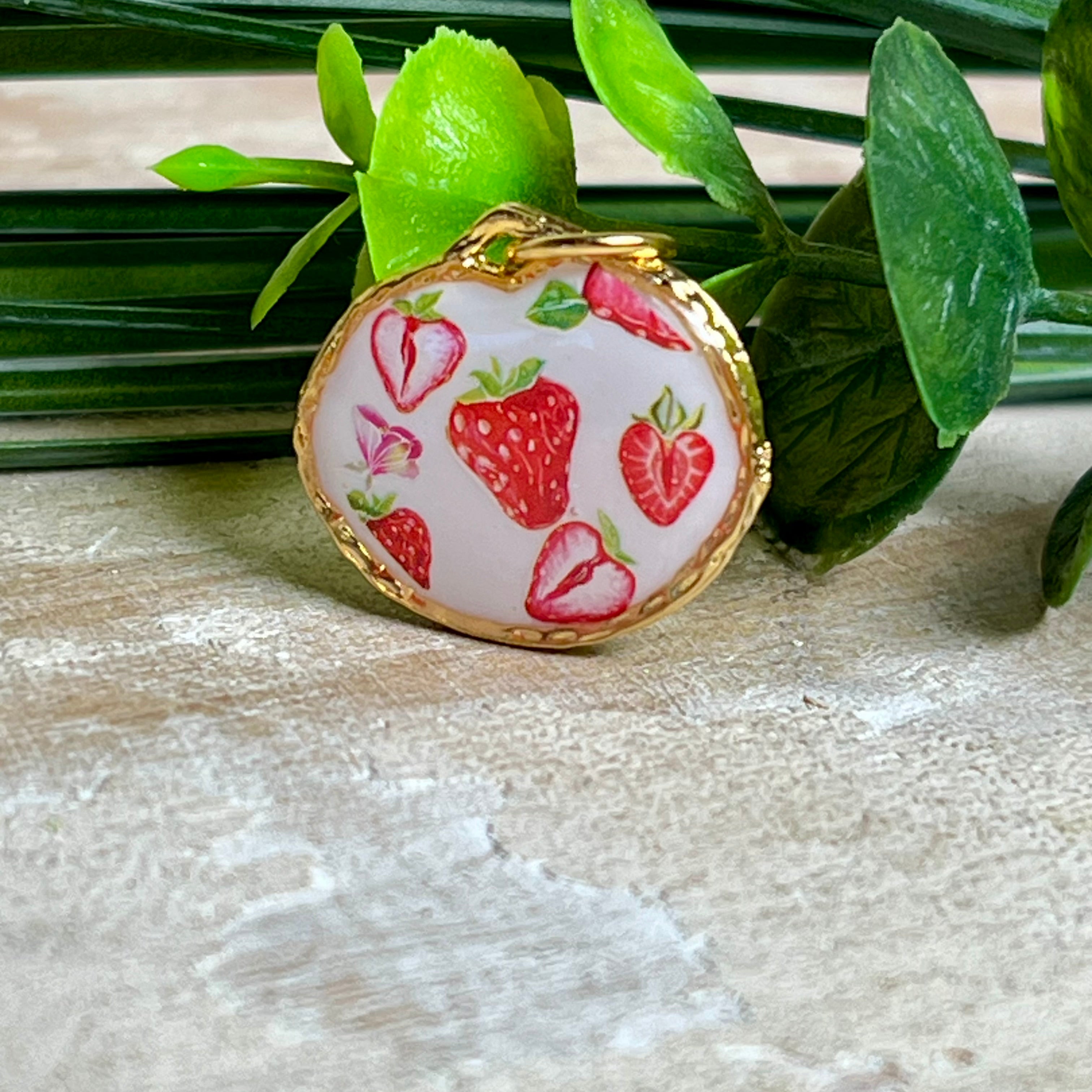 „Handgefertigter Erdbeer Anhänger aus Resin mit zarten Erdbeermotiven, gefasst in 24K vergoldet , glänzender Lünette – sommerlicher Handmade Schmuck und liebevolle Geschenkidee für Frauen und Naturfreunde“