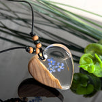 Handgefertigter herzförmiger Anhänger aus Olivenholz und Epoxidharz mit echten Vergissmeinnicht-Blüten und Pusteblumen-Samen, an verstellbarer schwarzer Lederkette mit Holzperlen, Unikat 