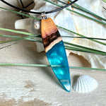 Handgefertigter Surfbrett-Anhänger aus Edelholz & Harz in Türkis mit Metallic-Schimmer. Edelstahlöse, Lederkette 45 + 5 cm Verlängerung.