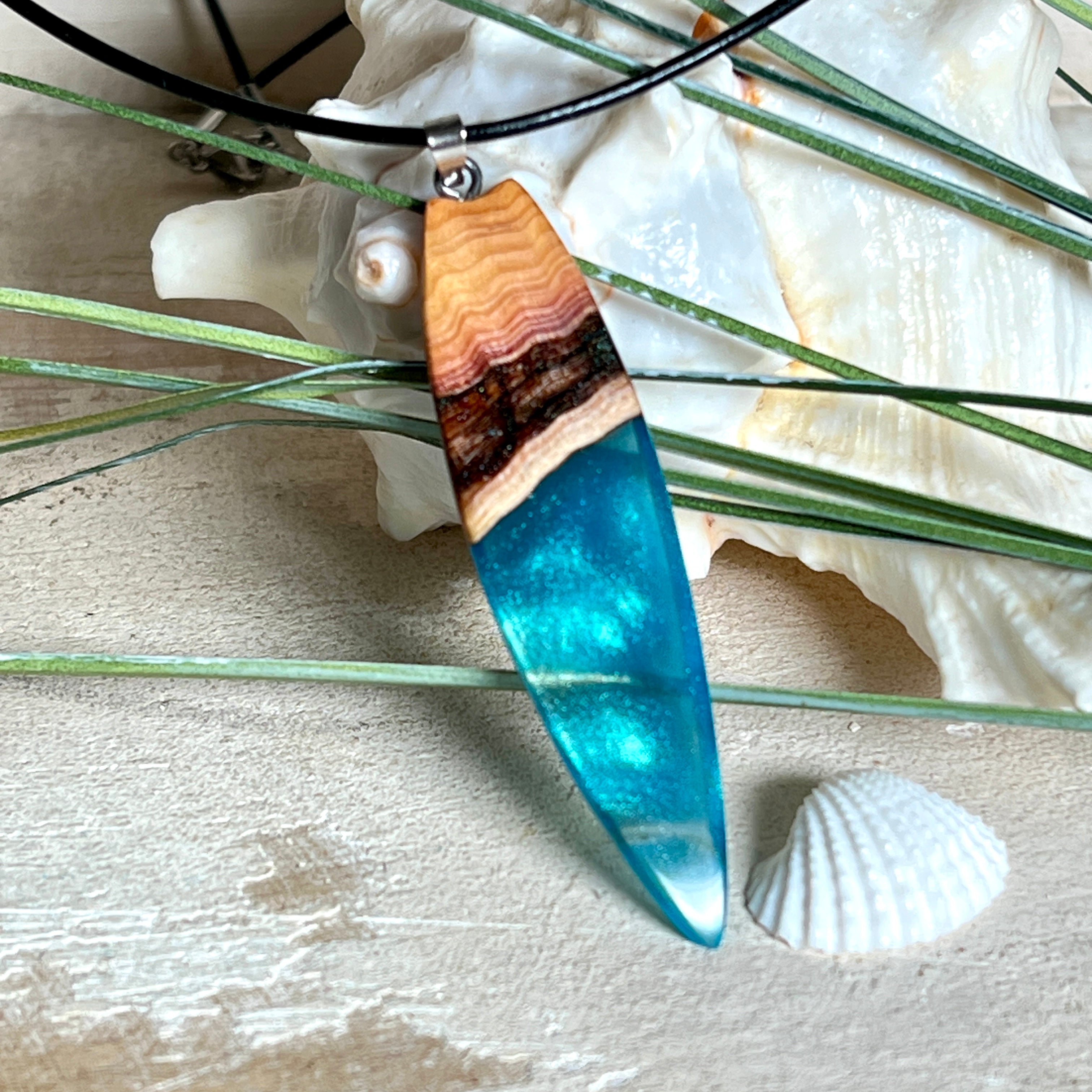 Handgefertigter Surfbrett-Anhänger aus Edelholz & Harz in Türkis mit Metallic-Schimmer. Edelstahlöse, Lederkette 45 + 5 cm Verlängerung.