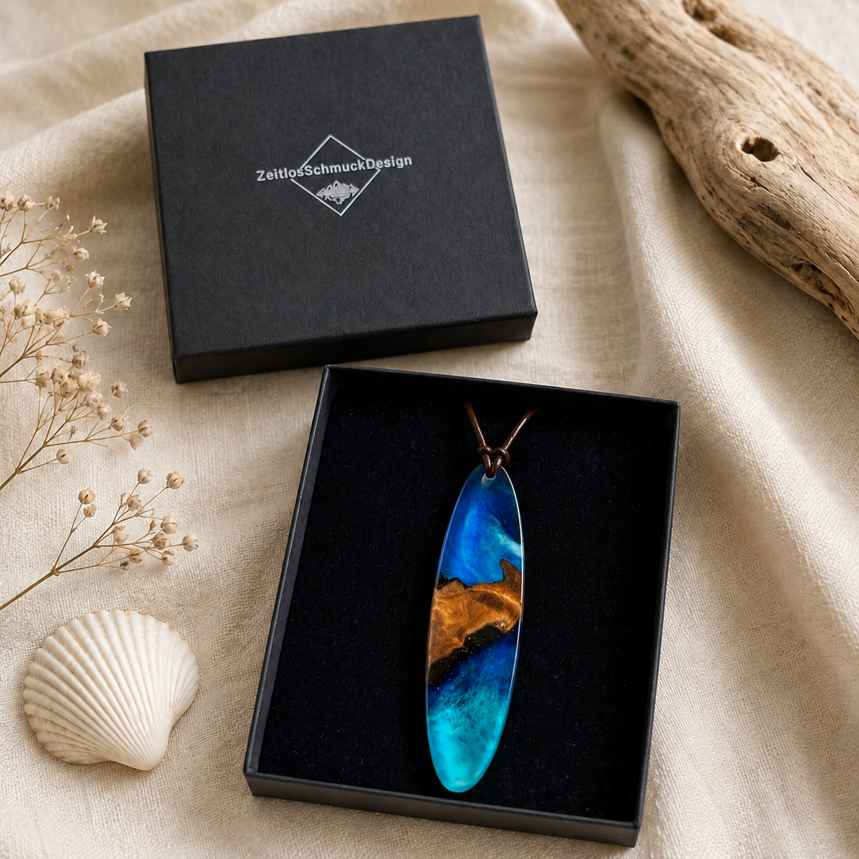 Atoll in schwarzer ZeitlosSchmuckDesign Schmuckschachtel – Holz-Harz-Anhänger als hochwertiges Geschenk verpackt