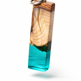 ,,Blue Essence“ – Anhänger aus Eibenholz & türkisfarbenem Kunstharz | Geschenkidee mit Naturflair