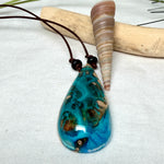 Holz-Harz-Anhänger aus Maserholz mit türkis-blauem Epoxidharz in Tropfenform am verstellbaren Lederband mit Onyxperlen, handgemachter maritimer Naturschmuck
