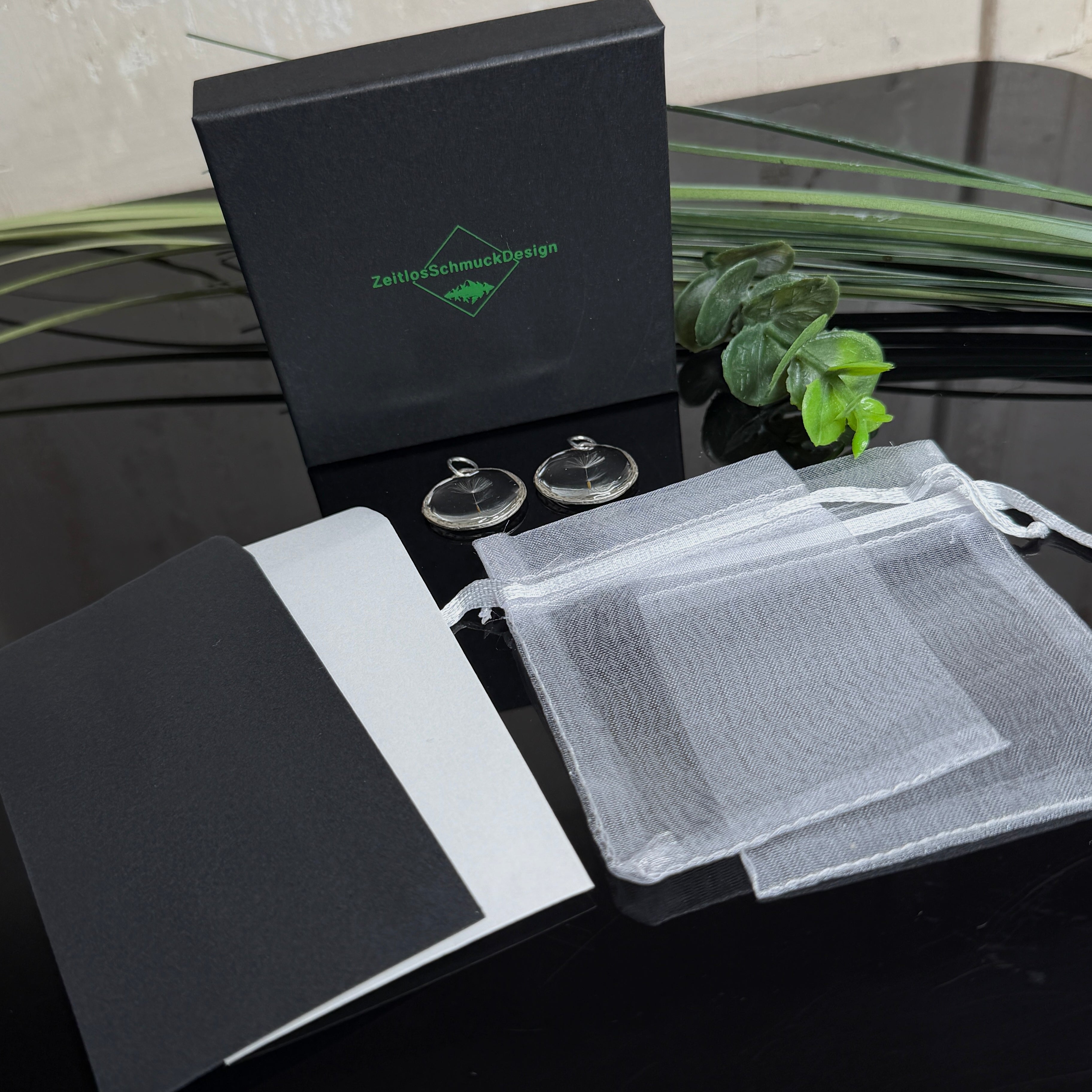 Handgemachtes 2er Set Pusteblumen-Anhänger mit echtem Samen in klarem Resin, silberfarbene Fassung, liebevoll verpackt im Schmucksäckchen mit Geschenk-Extra Schmuckschachtel von ZeitlosSchmuckDesign