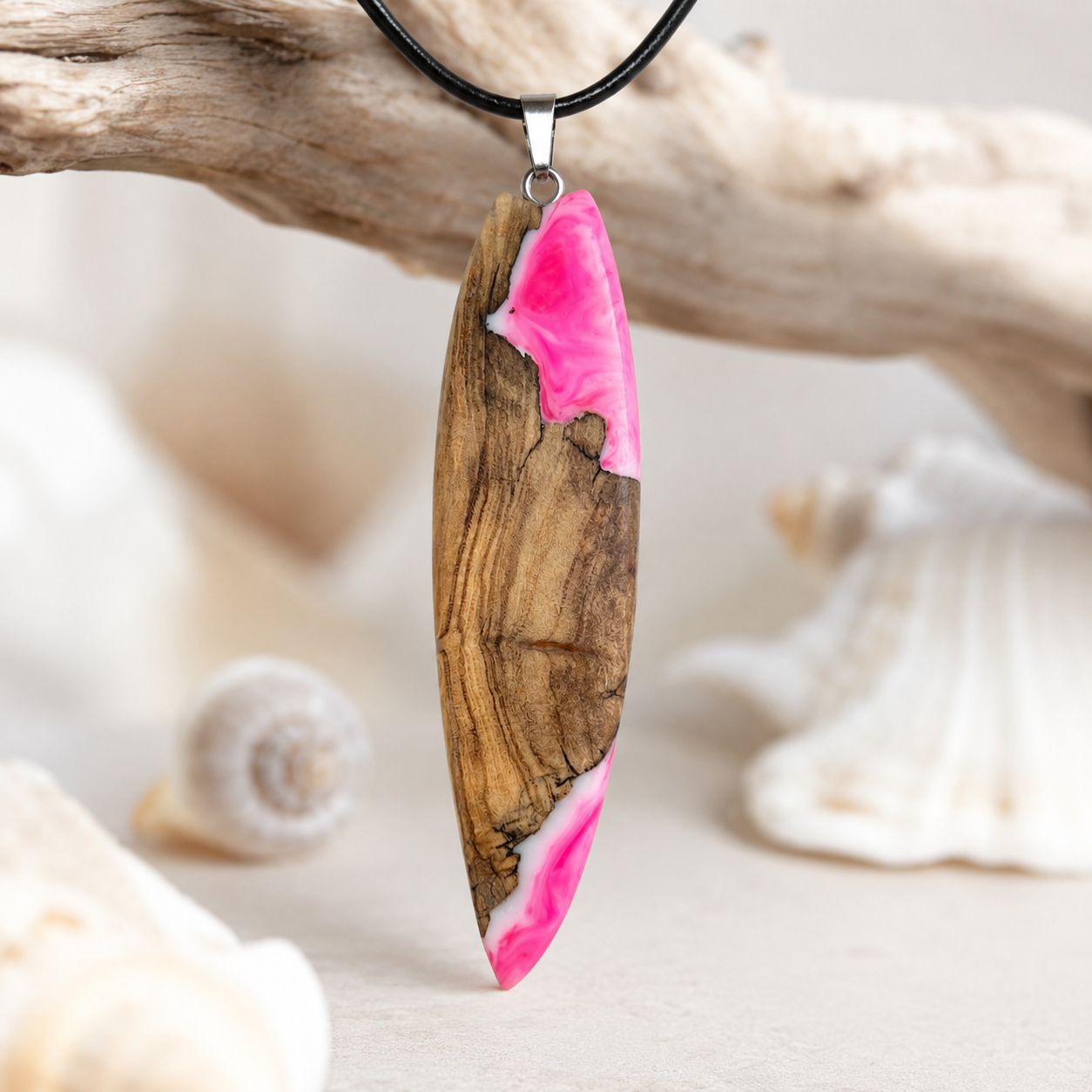 Handgefertigter Surfbrett Anhänger „Pink Glow“ aus Olivenholz und fluoreszierendem Epoxidharz in Pink-Weiß, maritimer Damen Schmuck an schwarzer Lederkette, leuchtet unter UV- und Schwarzlicht, einzigartiges Unikat für Strand, Festival und Sommerlook.