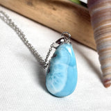 Larimar-Halskette mit blauem Tropfen-Anhänger an feiner 925 Silber Ankerkette, maritimer Naturstein-Schmuck mit weiß-türkiser Marmorierung