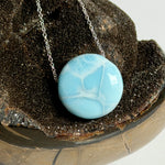 Echte Larimar Kette mit 20 mm rundem Cabochon – Himmelsblau mit weißem Wolkenmuster · 925 Silber Ankerkette platin rhodiniert 45 cm · Ocean Naturschmuck Unikat
