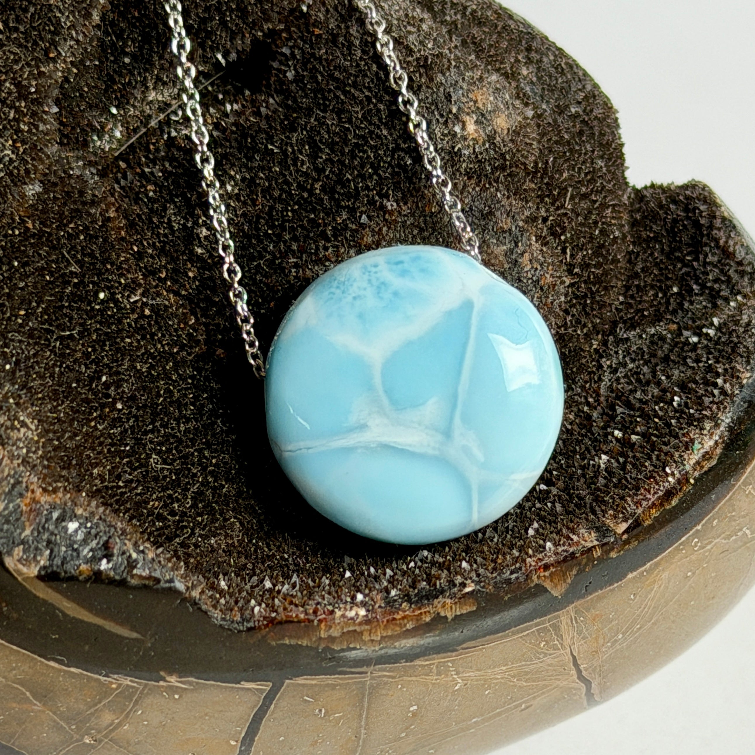 Echte Larimar Kette mit 20 mm rundem Cabochon – Himmelsblau mit weißem Wolkenmuster · 925 Silber Ankerkette platin rhodiniert 45 cm · Ocean Naturschmuck Unikat