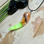 Handgefertigter Unikat-Kettenanhänger aus Eibenholz und Epoxidharz (transparent grün-weiß), hochglanzpoliert, Lederkette mit Edelstahlöse – Schwarzlicht fluoreszierend.