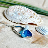 Ovale Halskette „Ocean Crest“ mit 3D-Welle: handgefertigter Harz-Anhänger in Silber-Legierung, Farbverlauf von Tiefblau zu Türkis mit weißer Schaumkrone. Größe ca. 3,9 × 2,3 cm, an einer ca. 56 cm langen versilberten Kette. Glänzende Oberfläche, maritimer Look, Unikat-Handarbeit.