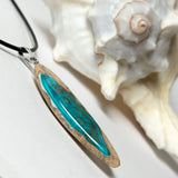 Maserholz und türkisfarbenem Resin mit Edelstahl Anhängerschlaufe an schwarzer Lederkette mit Karabiner und Verlängerung. Filigraner Ocean Anhänger inspiriert von Meer und Wellen, natürlicher Unikat Schmuck für Damen und Herren.
