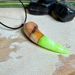 Handgefertigter Unikat-Kettenanhänger aus Eibenholz und Epoxidharz (transparent grün-weiß), hochglanzpoliert, Lederkette mit Edelstahlöse – Schwarzlicht fluoreszierend.