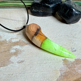 Handgefertigter Unikat-Kettenanhänger aus Eibenholz und Epoxidharz (transparent grün-weiß), hochglanzpoliert, Lederkette mit Edelstahlöse – Schwarzlicht fluoreszierend.