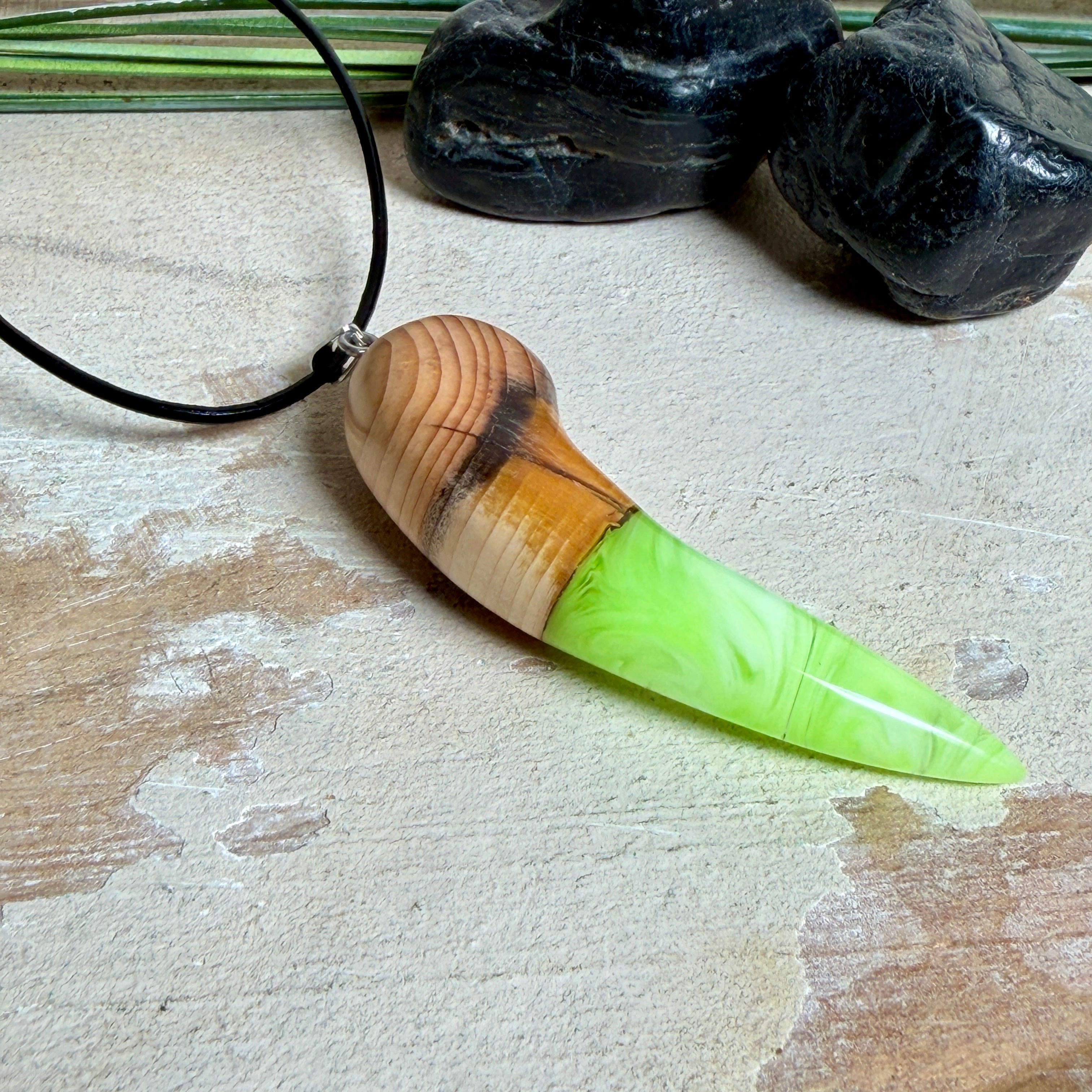 Handgefertigter Unikat-Kettenanhänger aus Eibenholz und Epoxidharz (transparent grün-weiß), hochglanzpoliert, Lederkette mit Edelstahlöse – Schwarzlicht fluoreszierend.