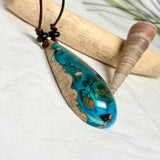 Holz-Harz-Anhänger aus Maserholz mit türkis-blauem Epoxidharz in Tropfenform am verstellbaren Lederband mit Onyxperlen, handgemachter maritimer Naturschmuck