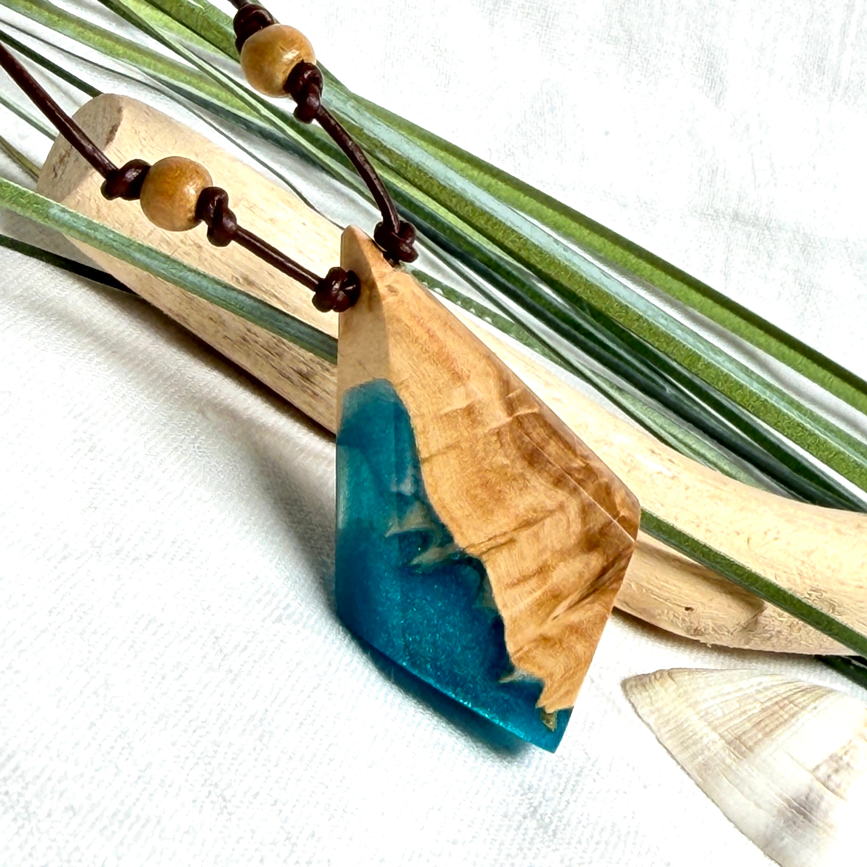 Anhänger aus hellem Goldfield Maserholz (Eukalyptus) und türkis metallischem Epoxidharz am braunen Lederband mit Holzperlen, maritimer Holz Harz Naturschmuck