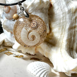 Handgemachter Anhänger mit echter Spirale, kleiner Schnecke, Meersand und feinem Glitzereffekt im Harz. Verziert mit einer Jaspisperle, Edelstahlöse und Lederkette mit Verlängerung. Maritimer Natur-Schmuck, inspiriert vom Ozean